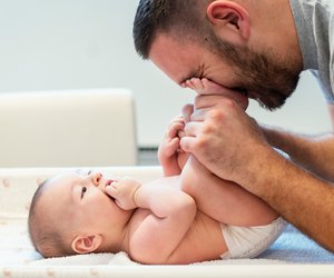 Grüner Stuhlgang beim Baby: Ursachen und was dagegen hilft
