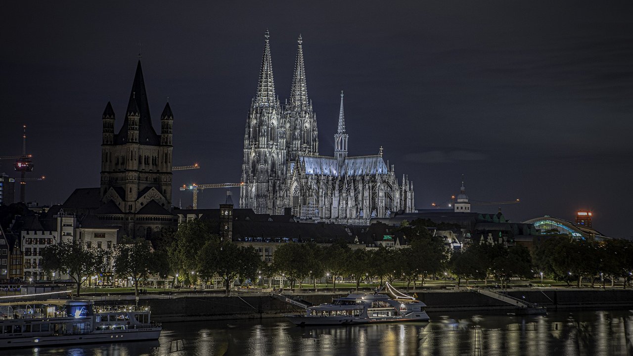 Der Kölner Dom ist das größte und bekannteste Wahrzeichen in Köln.