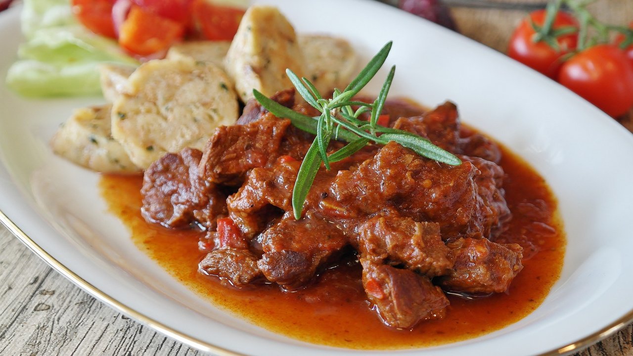 Gulasch ist mit den richtigen Gewürzen ein echtes Geschmackserlebnis.