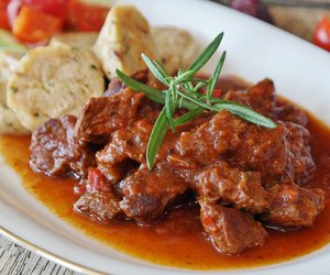 Gulasch richtig würzen – darauf kommt es an