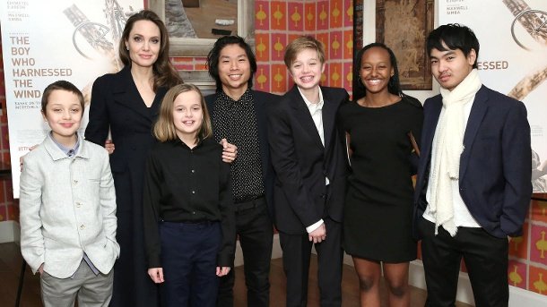 Angelina Jolie mit allen Kindern