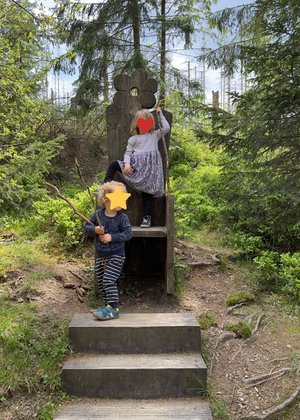 Harz mit Kindern: Kinder spielen Game of Thrones auf dem Naturmythenpfad im Harz