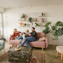 Hängesessel, Popcornmaschine & Co: So wird eure Wohnung zum coolsten Treffpunkt