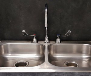 Saubere Spüle: Einfache Schritte um das Waschbecken zu reinigen