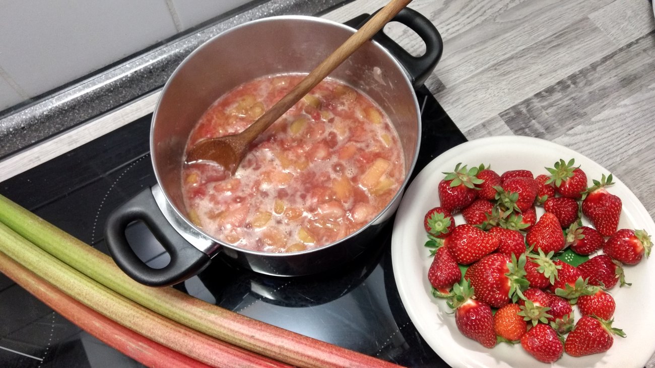 Erdbeeren und Rhabarber köcheln Erdbeeren und Rhabarber köcheln