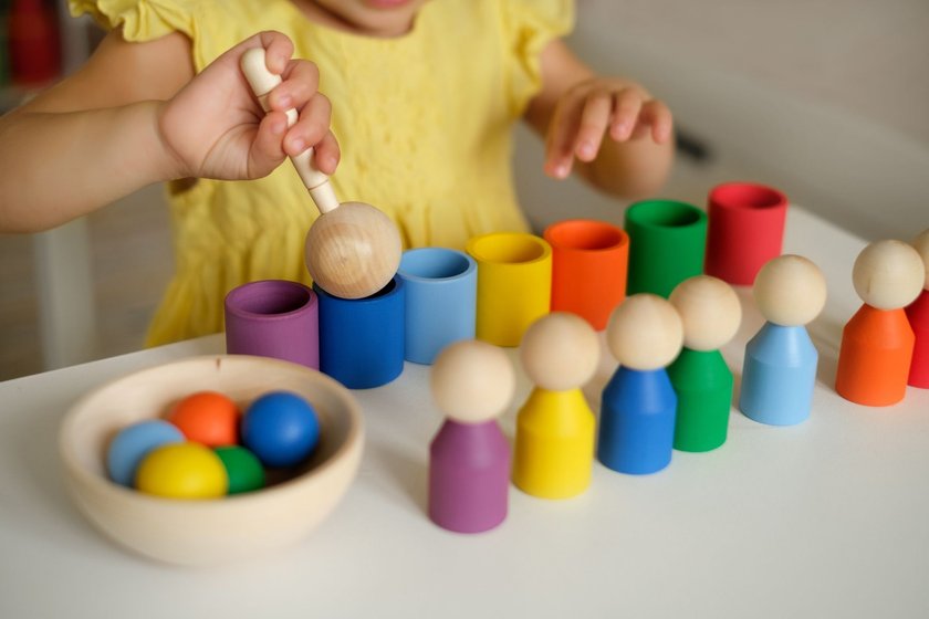 Montessori Gadgets: Kind spielt mit Sortierspiel