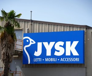 Stilvoll dekorieren: Die blaue Deko-Vase von Jysk als moderner Hingucker