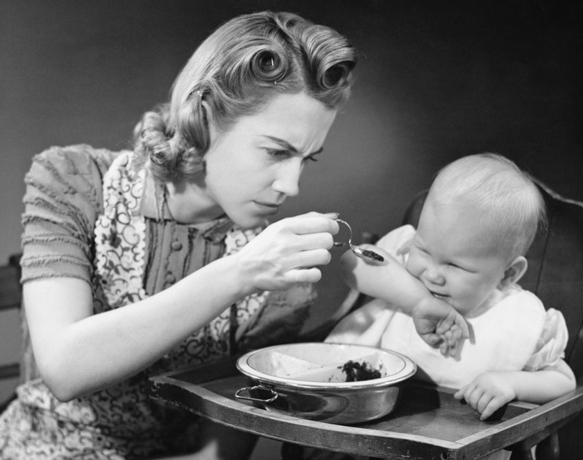 Absurdes Frauenbild Mutter will Baby zum Essen zwingen