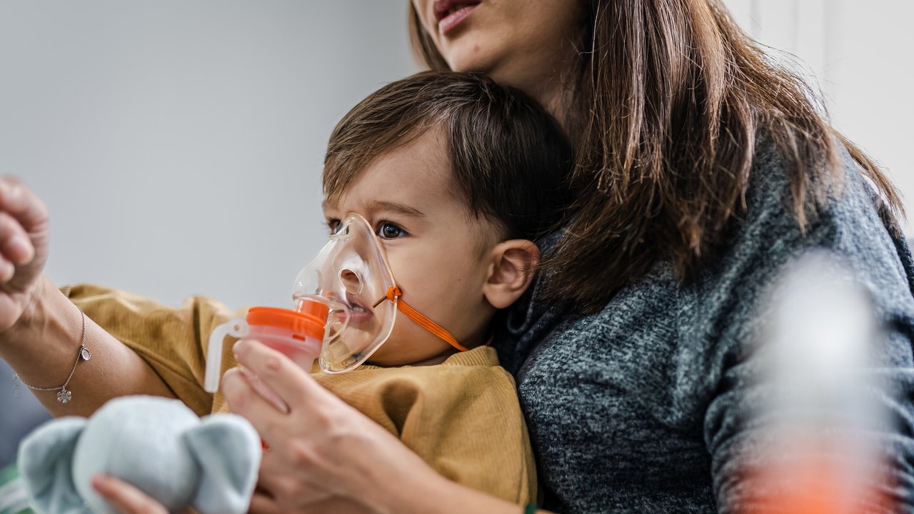 So inhalieren Kinder richtig: Was unseren hustenden Kids jetzt hilft
