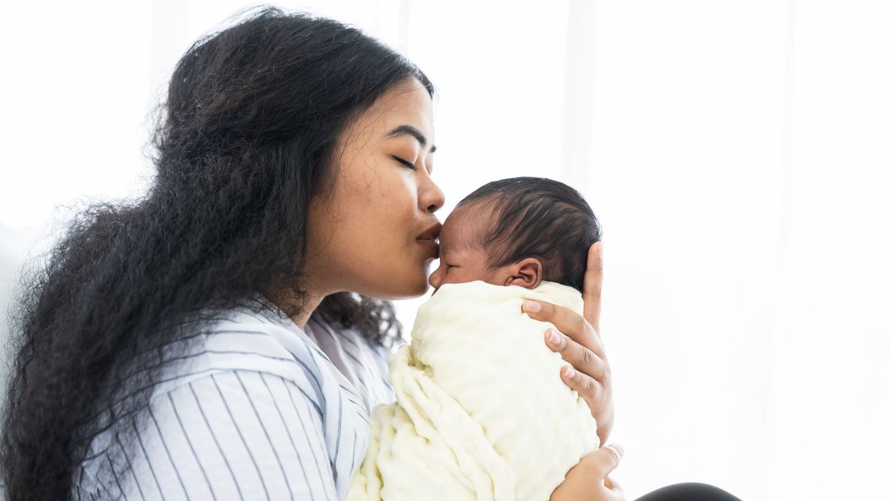 Rückbildung Kaiserschnitt: Mama hält Neugeborenes