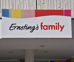 Die Tasse mit Herzhenkel von Ernsting's family ist eine süße Überraschung zum Muttertag