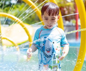 Ab geht die Post: 11 spaßige Wasserspiele für Kinder