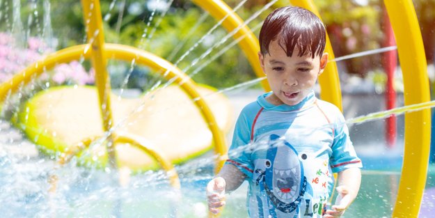 Planschen, Toben, Lachen: 11 Wasserspiele für Kinder
