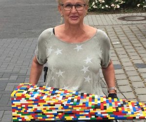 Rollstuhlfahrerin macht ihre Stadt mit Lego barrierefrei
