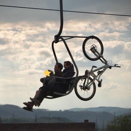 Harz mit Kindern: Für Rodler*innen und Biker*innen geht es mit dem Sessellift auf den Matthias-Schmitt-Berg bei St. Andreasberg.