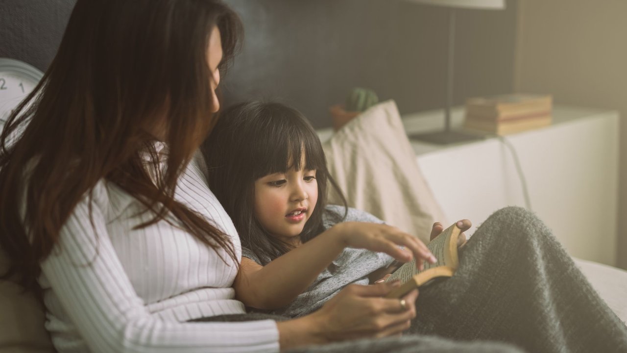 Montessori Schlafenszeit: Mama und Kind lesen Buch