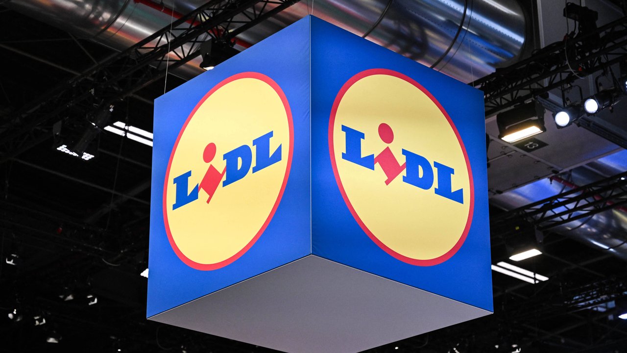 Lidl bietet gleich drei stilvolle LED-Lichtbäume an.