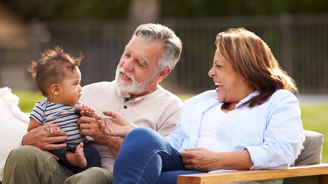 Rentenversicherung Minijob: Großeltern mit Enkelkind