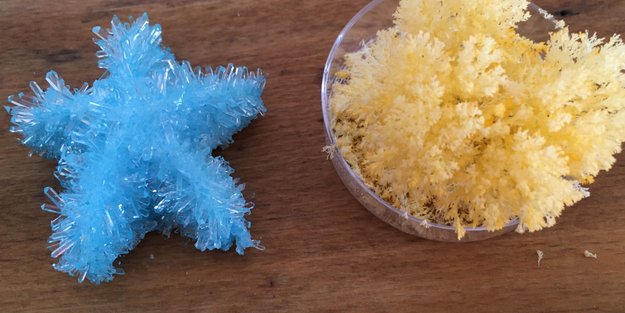 Kristalle züchten mit Kindern: Diese 5 beliebten Sets haben wir ausprobiert