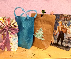 Tüte aus Geschenkpapier selber machen: Ganz einfach in nur 7 Schritten