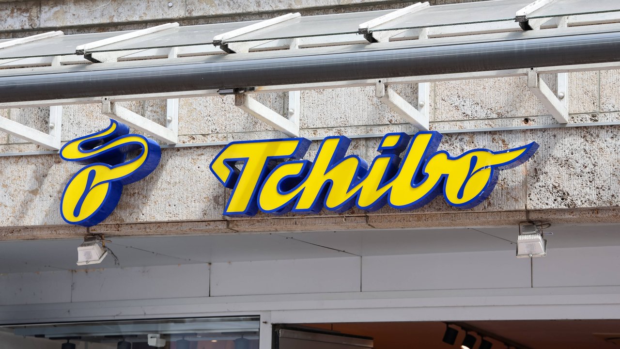 Bunte Kerzen zaubern fröhliche Stimmung. Bei Tchibo bekommst du aktuell besonders Schöne mit besonderem Look.