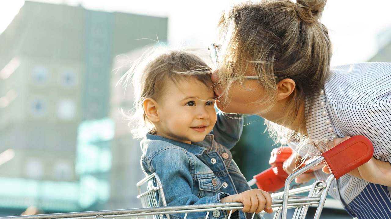Einkaufswagen Mama und Kind