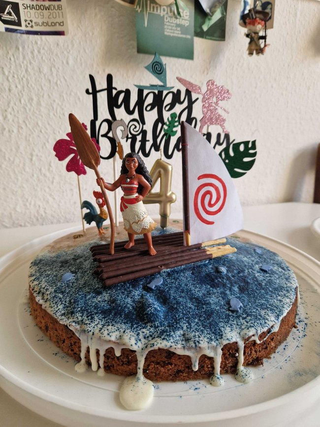 Vaiana Geburtstag: Selbstgemachter Vaiana-Kuchen mit Vaiana-Figur und Mikadostäbchen-Boot