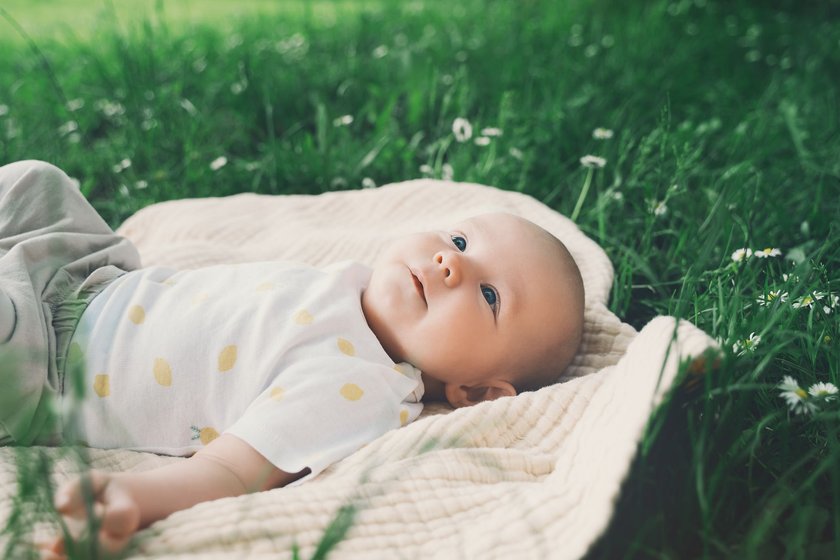 Um mit dem Baby sicher durch den Sommer zu kommen, solltet ihr in der Natur auf Zecken achten.