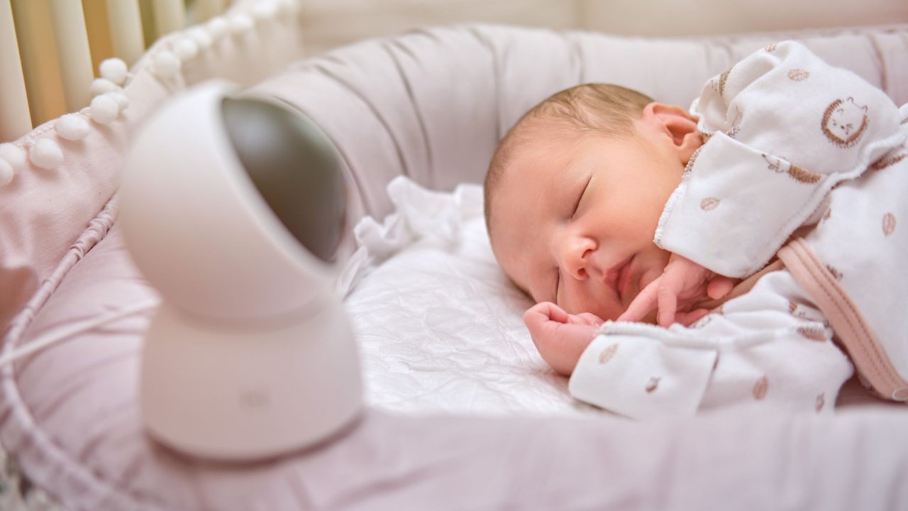 Babyphone-Strahlung - Baby mit Babyphone