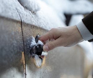 Kein Ärger mehr im Winter: Mit diesem Trick bleibt deine Autotür eisfrei