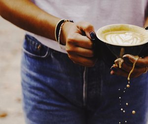 Kaffeeflecken entfernen: So geht es dem Fleck an den Kragen