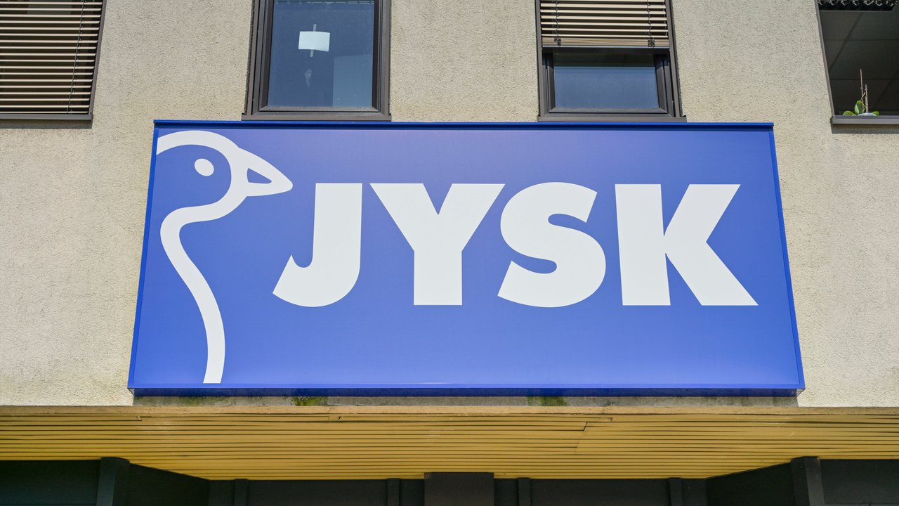 Dieses Dekotablett von Jysk setzt elegante Akzente.