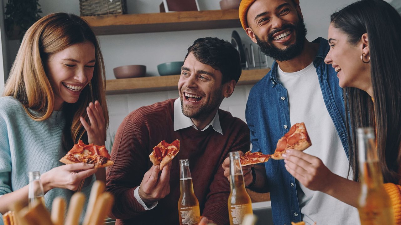 Tiefkühlpizza-Test - Freunde essen Salami-Pizza