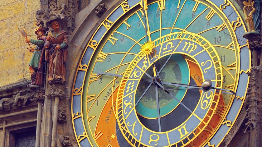 Astrologisches Messgerät an einem alten Gebäude