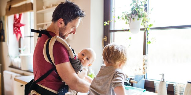Vaterschaftsurlaub: Brauchen Väter wirklich eine Extraeinladung um sich um ihre Kinder zu kümmern?