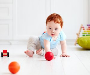 26 lustige Spielideen für Babys: So fördert ihr euer Kind spielerisch