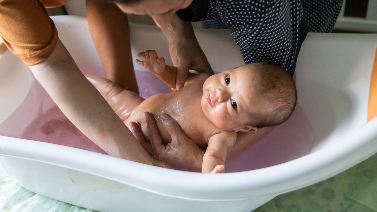 Badetemperatur Baby: Neugeborenes in Babybadewanne