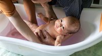 Das ist die optimale Badetemperatur für dein Baby