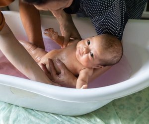 Das ist die optimale Badetemperatur für dein Baby