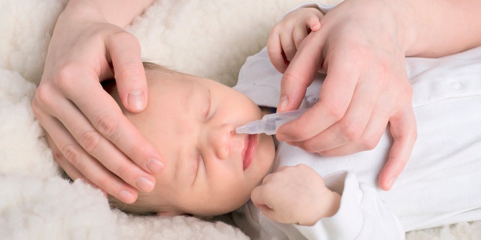 Nasentropfen für Babys: Warum manche nicht ganz ungefährlich sind