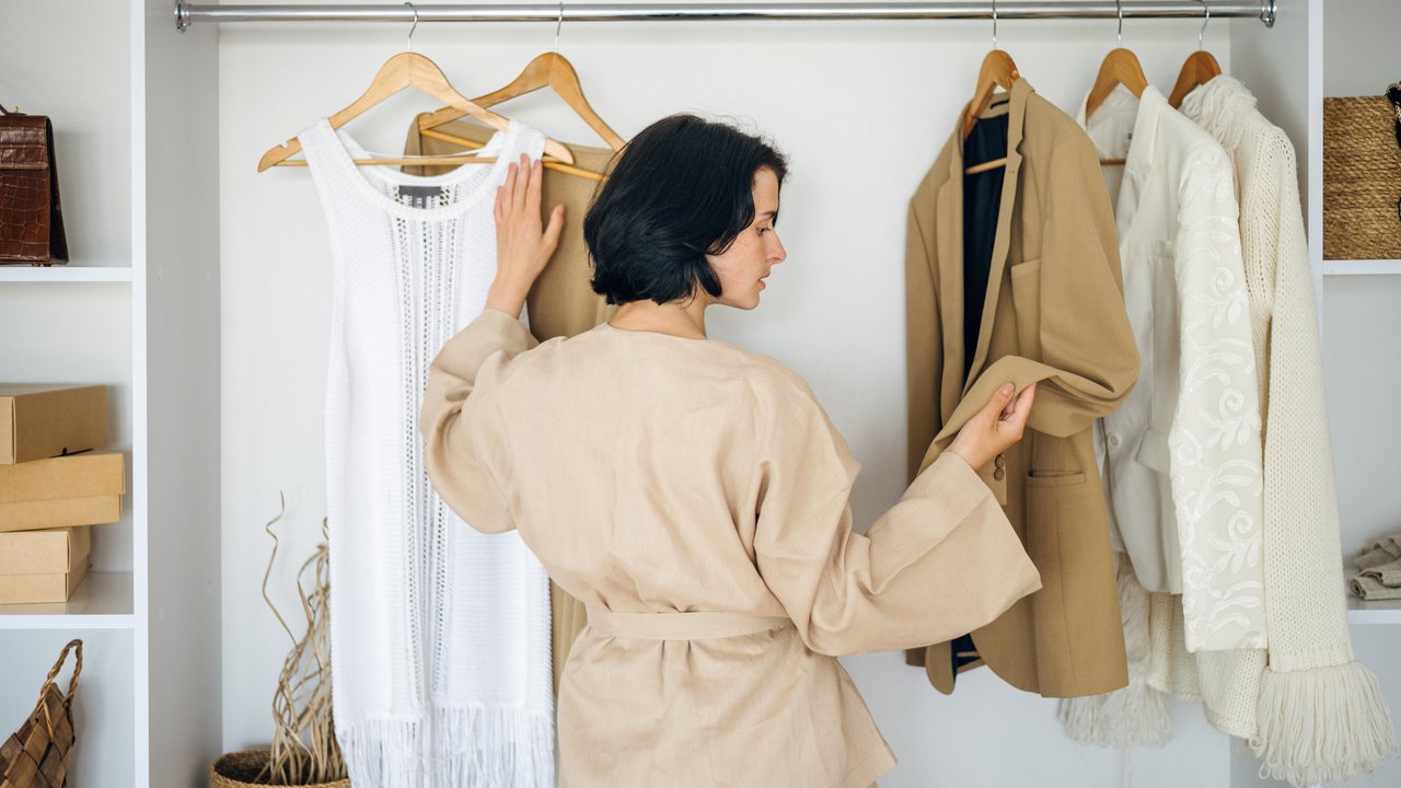 Motten können schnell einen Weg in deinen Kleiderschrank finden.