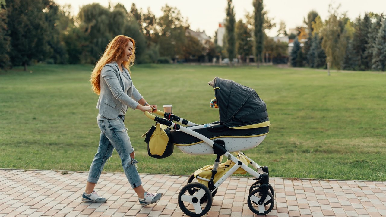 Kinderwagen-Organizer - Frau mit Kinderwagen