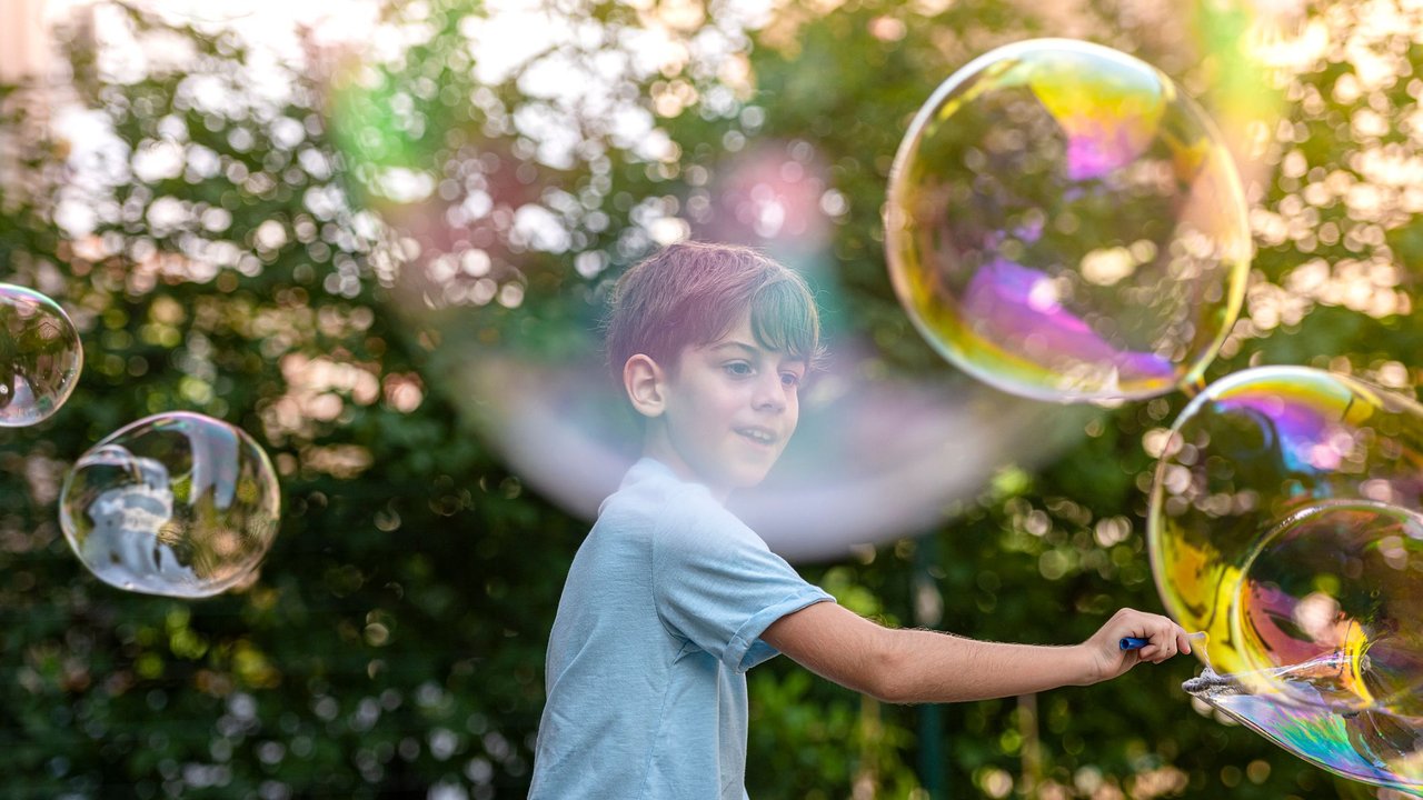 Riesenseifenblasen machen: Junge macht im Garten XX-Seifenblasen