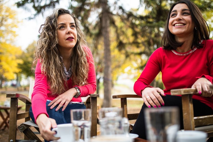 Smalltalk-Tipps: Frauen unterhalten sich in Cafe