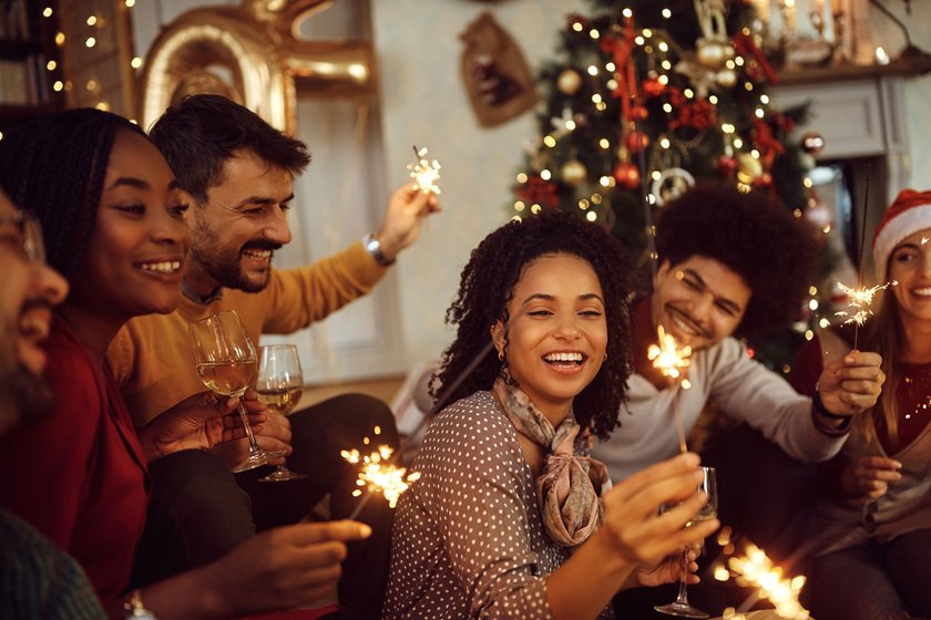 Silvesterdeko: Freunde haben gemeinsam Spaß auf einer Feier