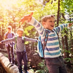 FSME-Impfung für Kinder: Wann die Zeckenimpfung sinnvoll ist und was noch hilft