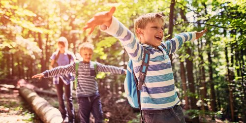 FSME-Impfung für Kinder: Wann die Zeckenimpfung sinnvoll ist und was noch hilft