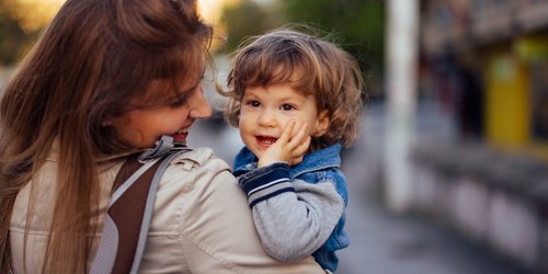 "Mama, warum hat der Mann so komische Haare?" - 4 geniale Reaktionen auf peinliche Kinderfragen