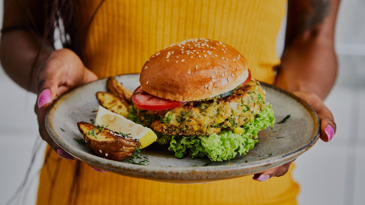 Vegetarische Burger Patties Test - Frau mit veganem Burger