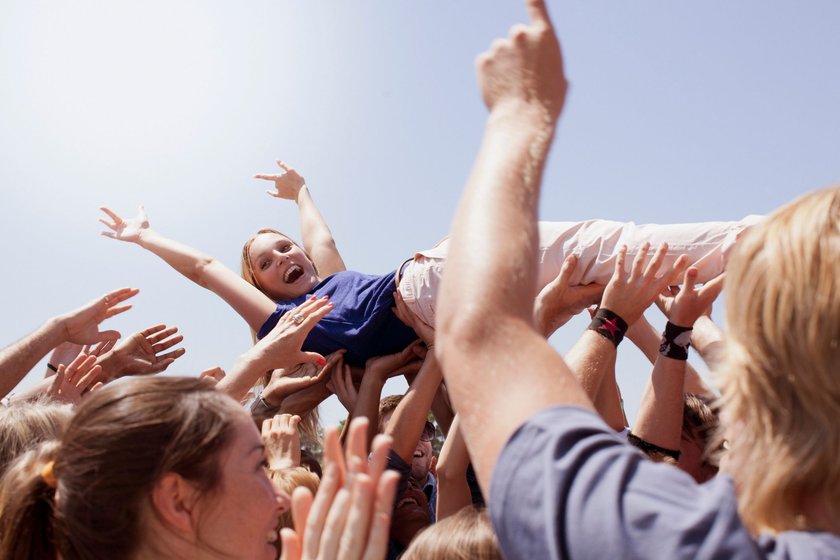 Aufgekratzte Frau beim Crowd Surfing